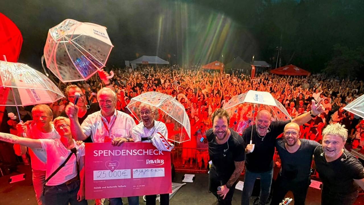 Die Paveier bei der Übergabe einer Spendensumme.