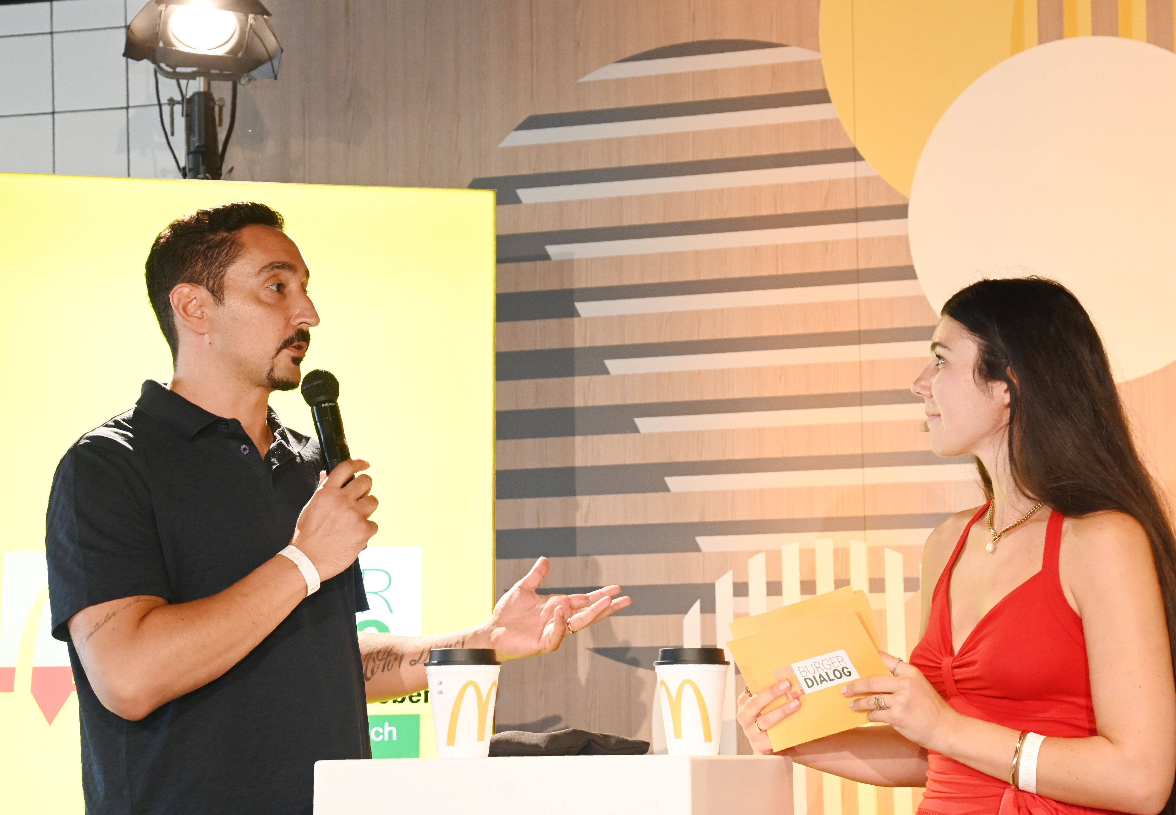 Eko Fresh diskutierte beim „Burger Dialog“ in Köln-Kalk über Chancengleichheit.