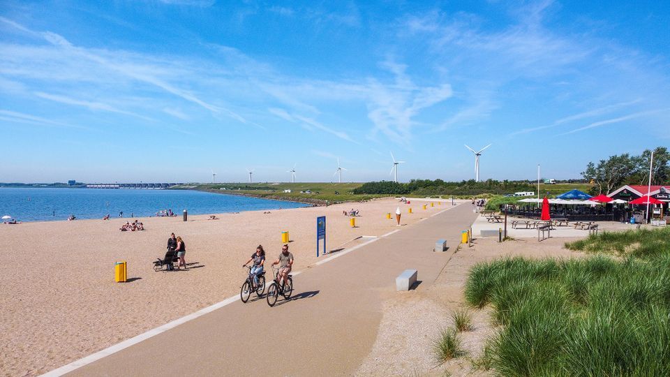 Recherchereise Zuid-Holland
Am schönen Quackstrand von Hellevoetsluis lädt der "Beachclub Boelies" zum Relaxen ein.