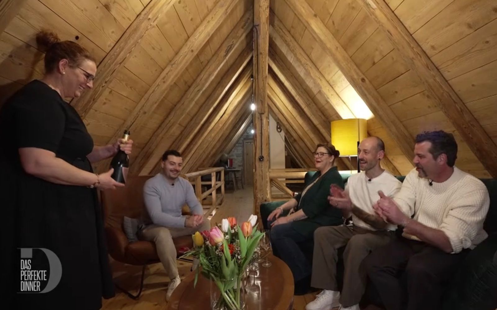 Yvonne empfängt ihre Gäste in ihrem „Giebelzimmer“. (Bild: RTL)