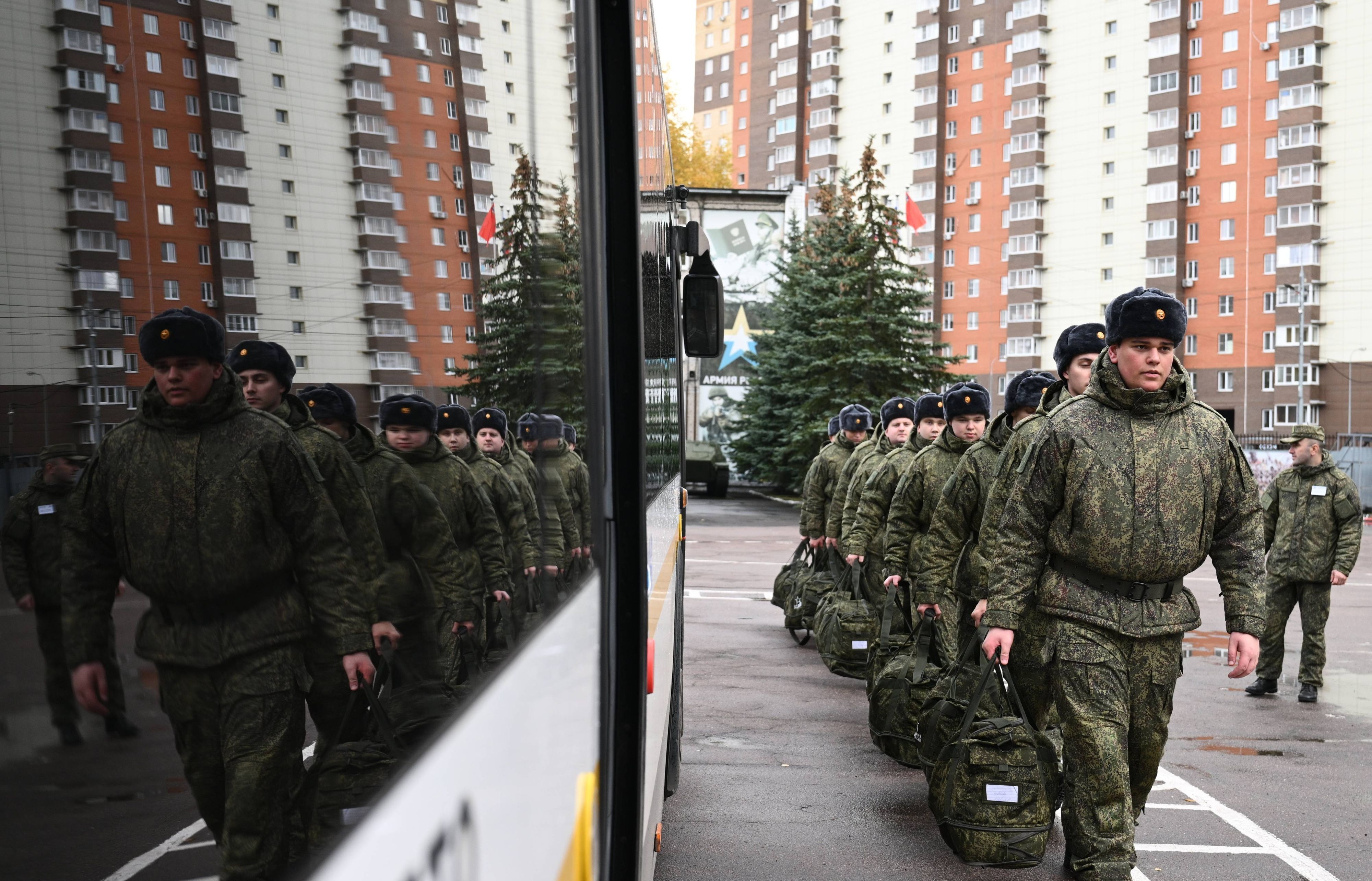 Russische Wehrpflichtige, die zum Militärdienst einberufen wurden, steigen vor den Toren Moskaus in einen Bus ein.