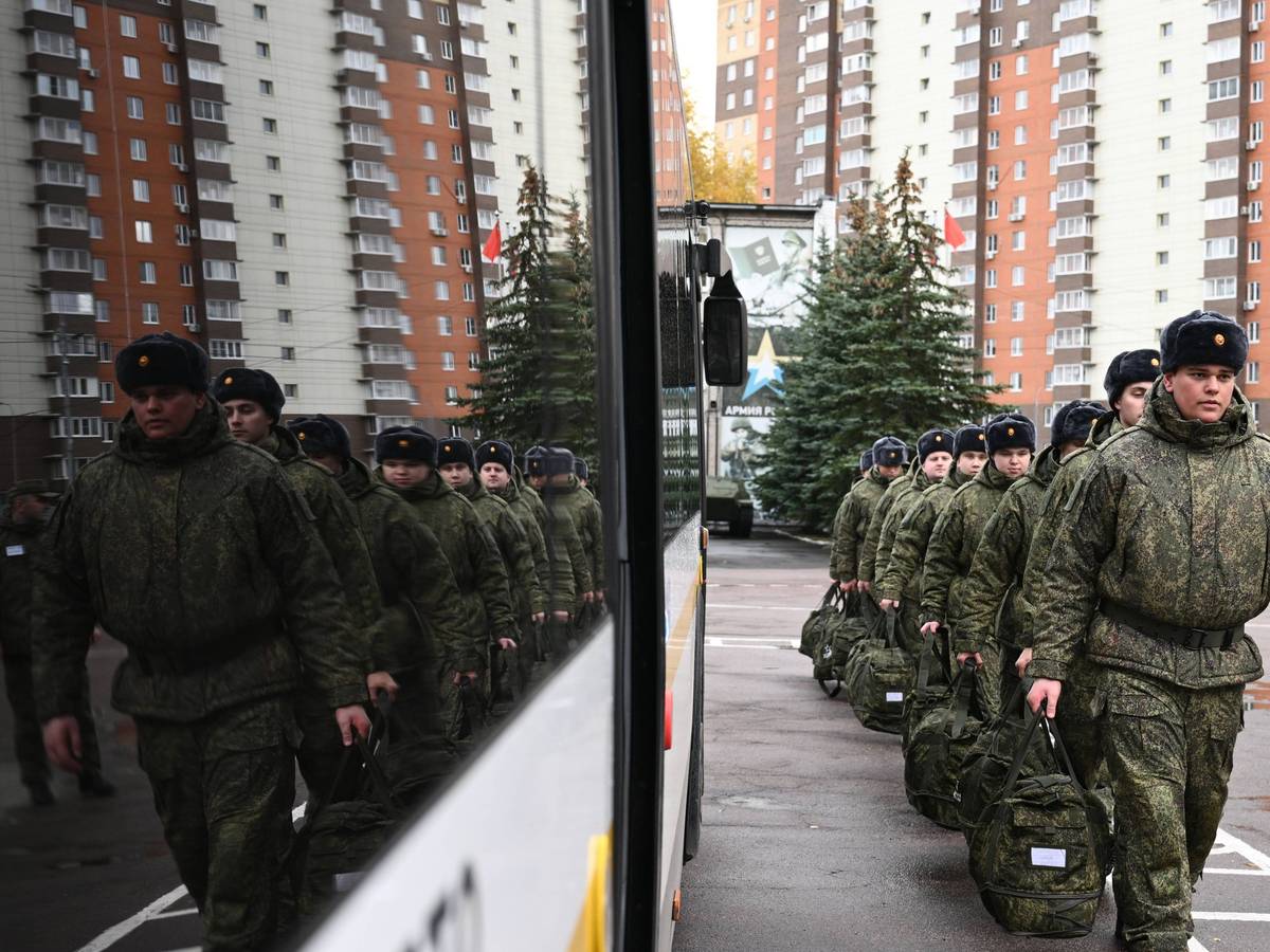 Russische Wehrpflichtige, die zum Militärdienst einberufen wurden, steigen vor den Toren Moskaus in einen Bus ein.