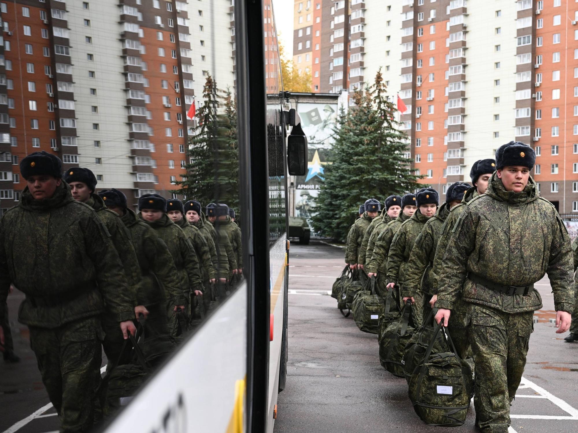 Russische Wehrpflichtige, die zum Militärdienst einberufen wurden, steigen vor den Toren Moskaus in einen Bus ein.