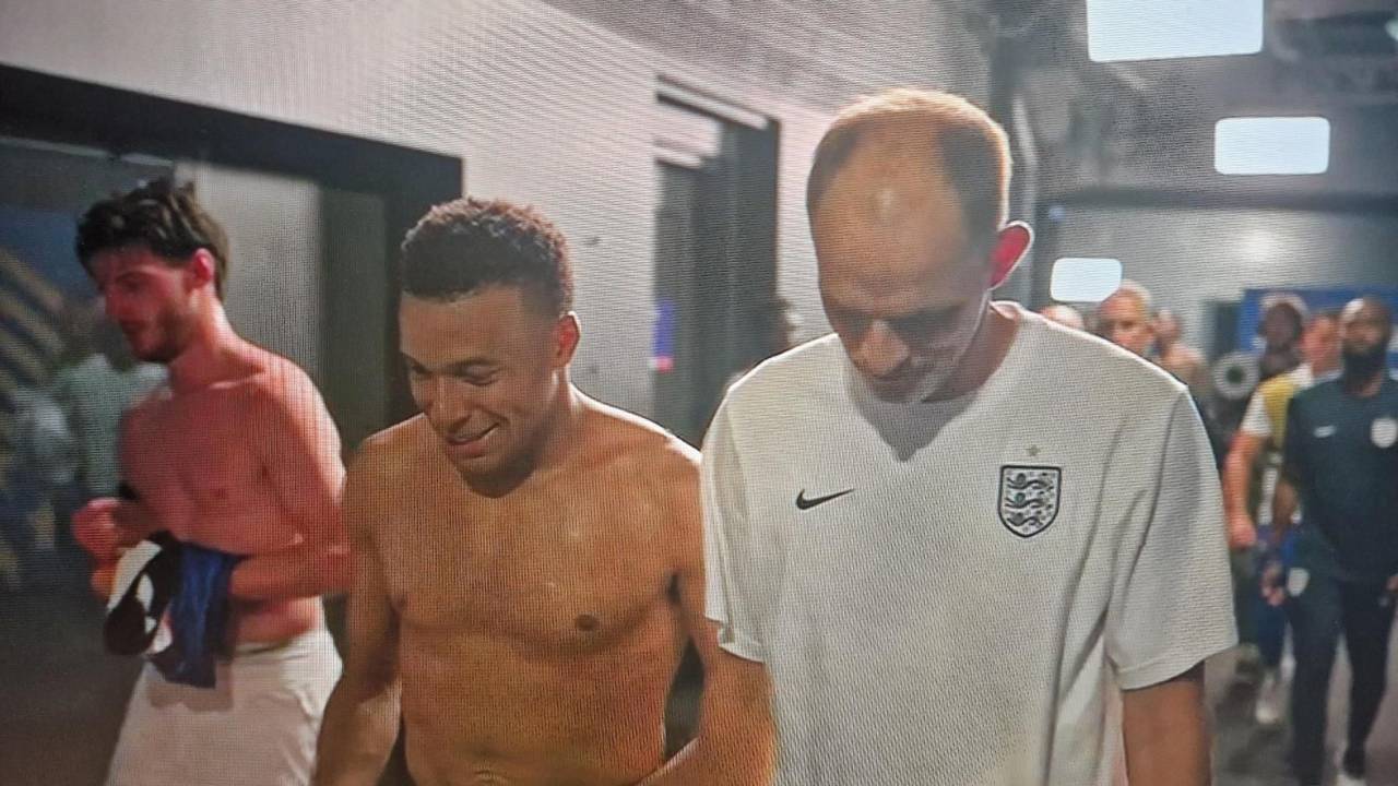 Kylian Mbappé und Thomas Tuchel lachen in der Halbzeit zusammen.