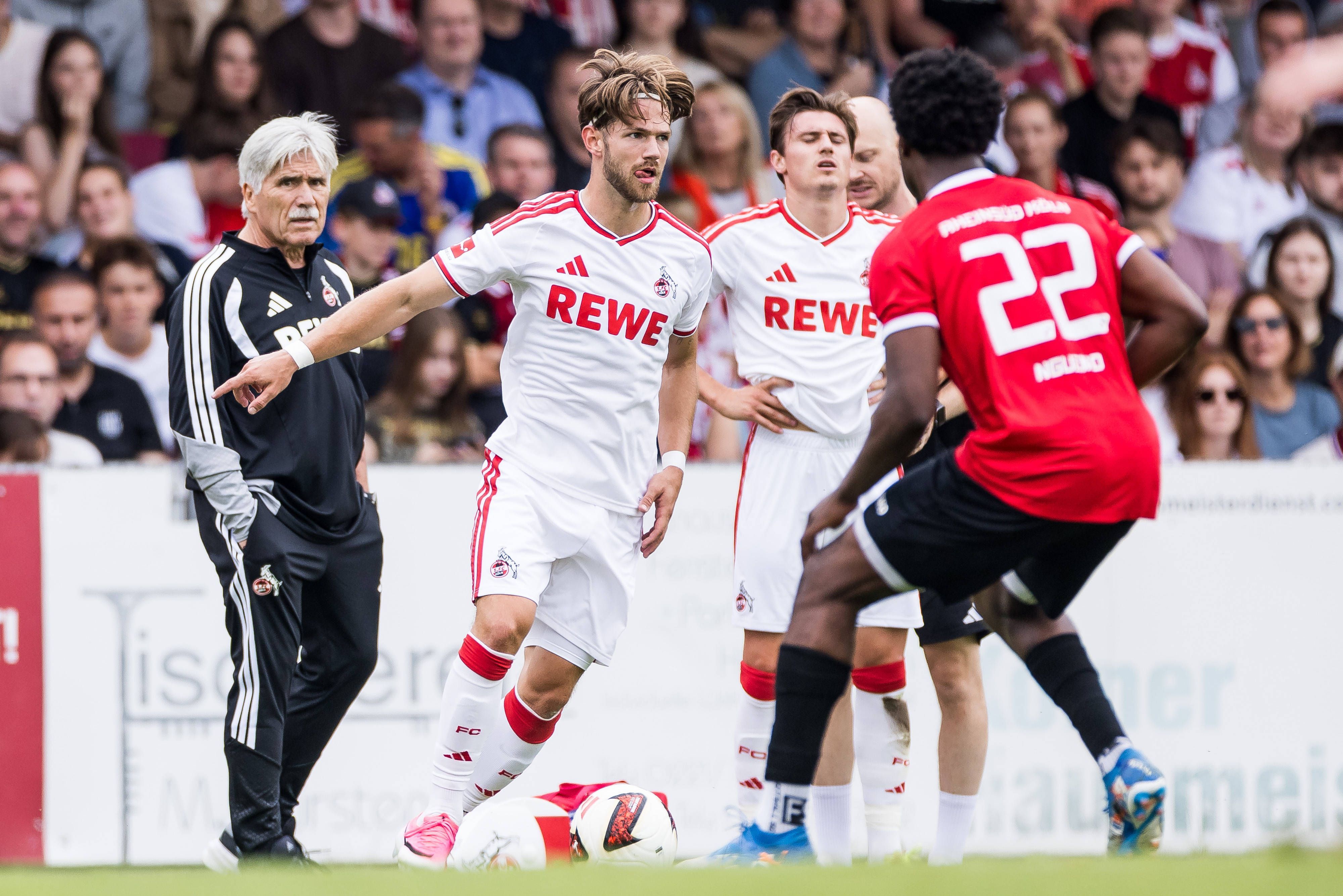 Jan Thielmann beim 1. FC Köln im Testspiel am Ball.