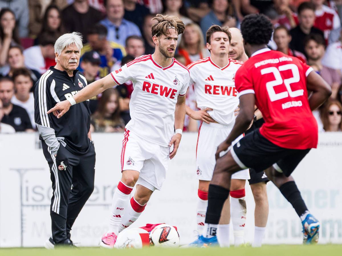 Jan Thielmann beim 1. FC Köln im Testspiel am Ball.