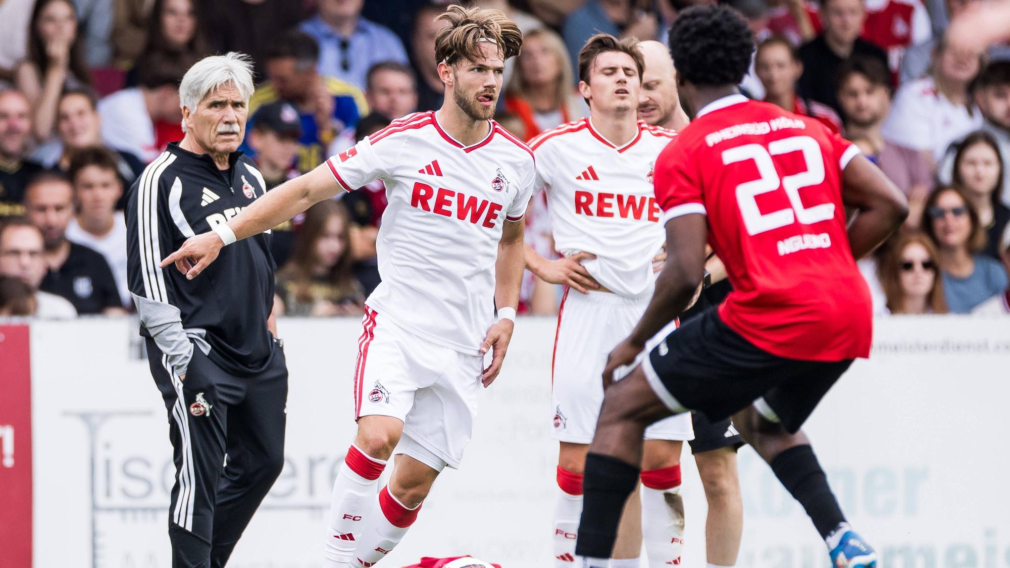 Jan Thielmann beim 1. FC Köln im Testspiel am Ball.