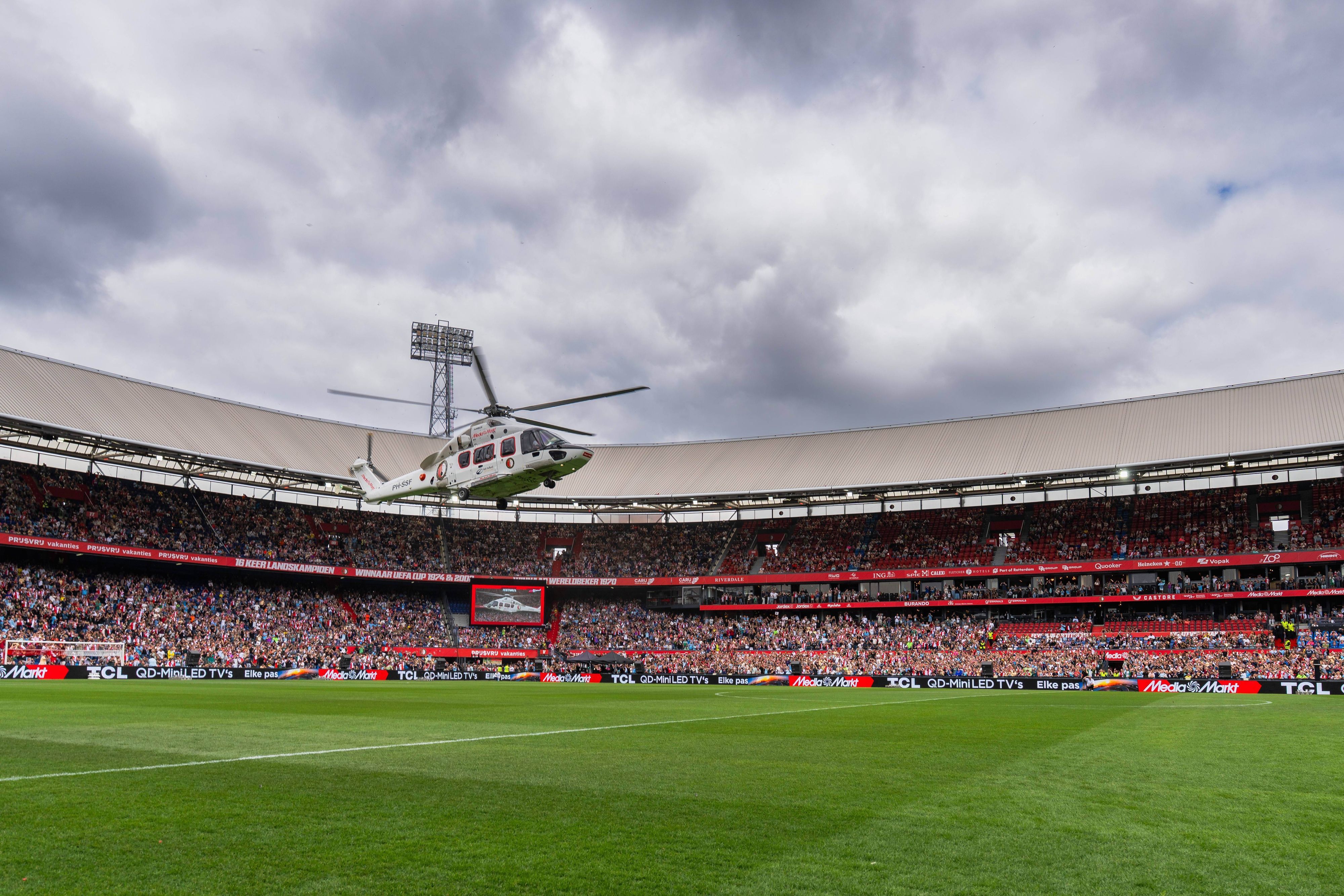 Die Neuzugänge von Feyenoord Rotterdam wurden mit einem Helikopter ins Stadion geflogen.