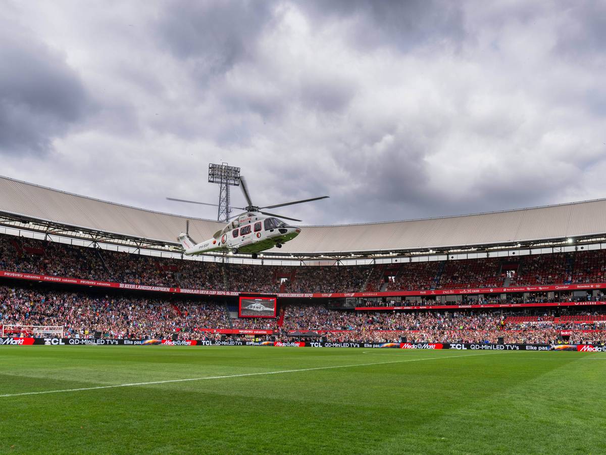Die Neuzugänge von Feyenoord Rotterdam wurden mit einem Helikopter ins Stadion geflogen.