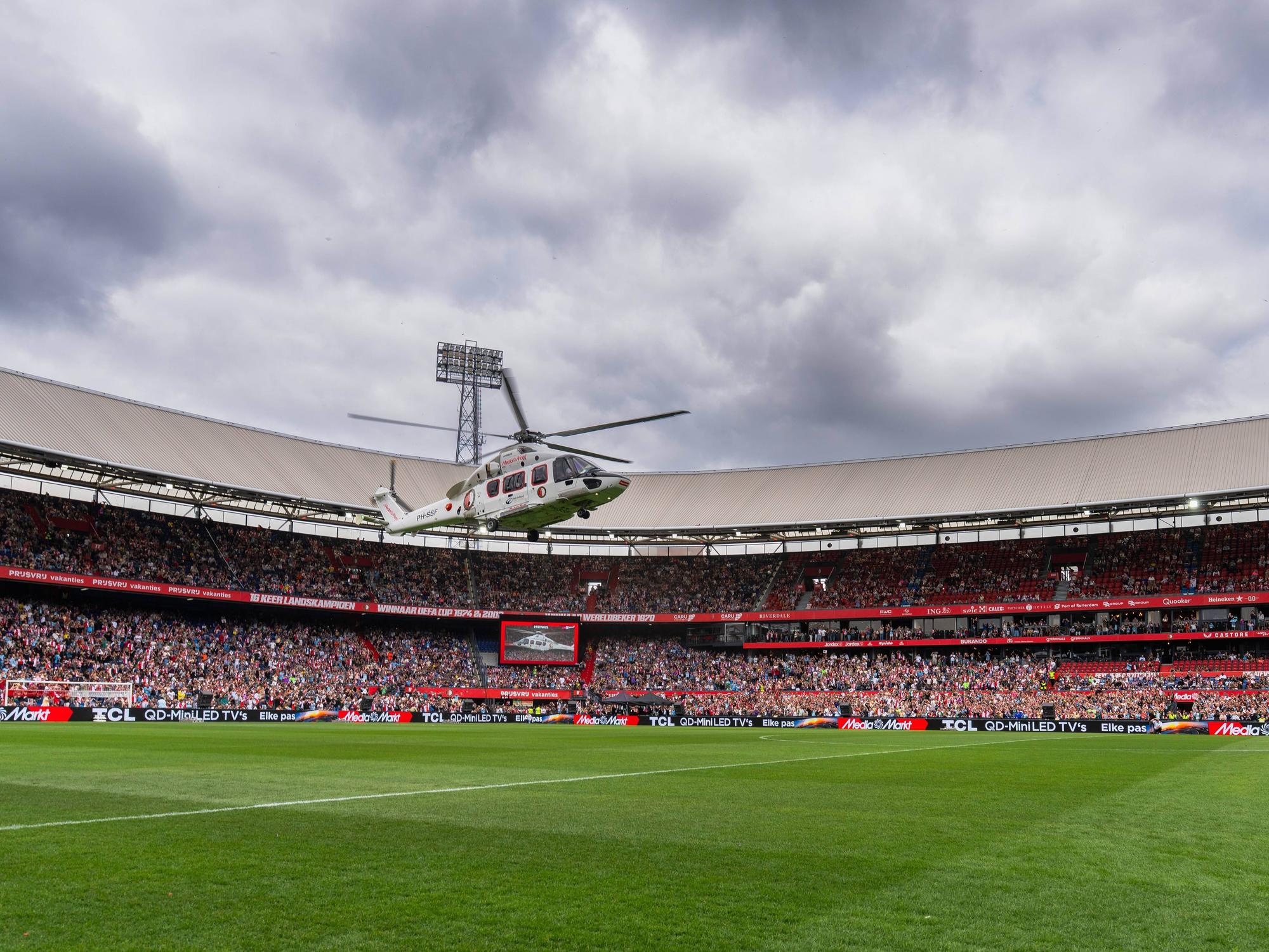 Die Neuzugänge von Feyenoord Rotterdam wurden mit einem Helikopter ins Stadion geflogen.