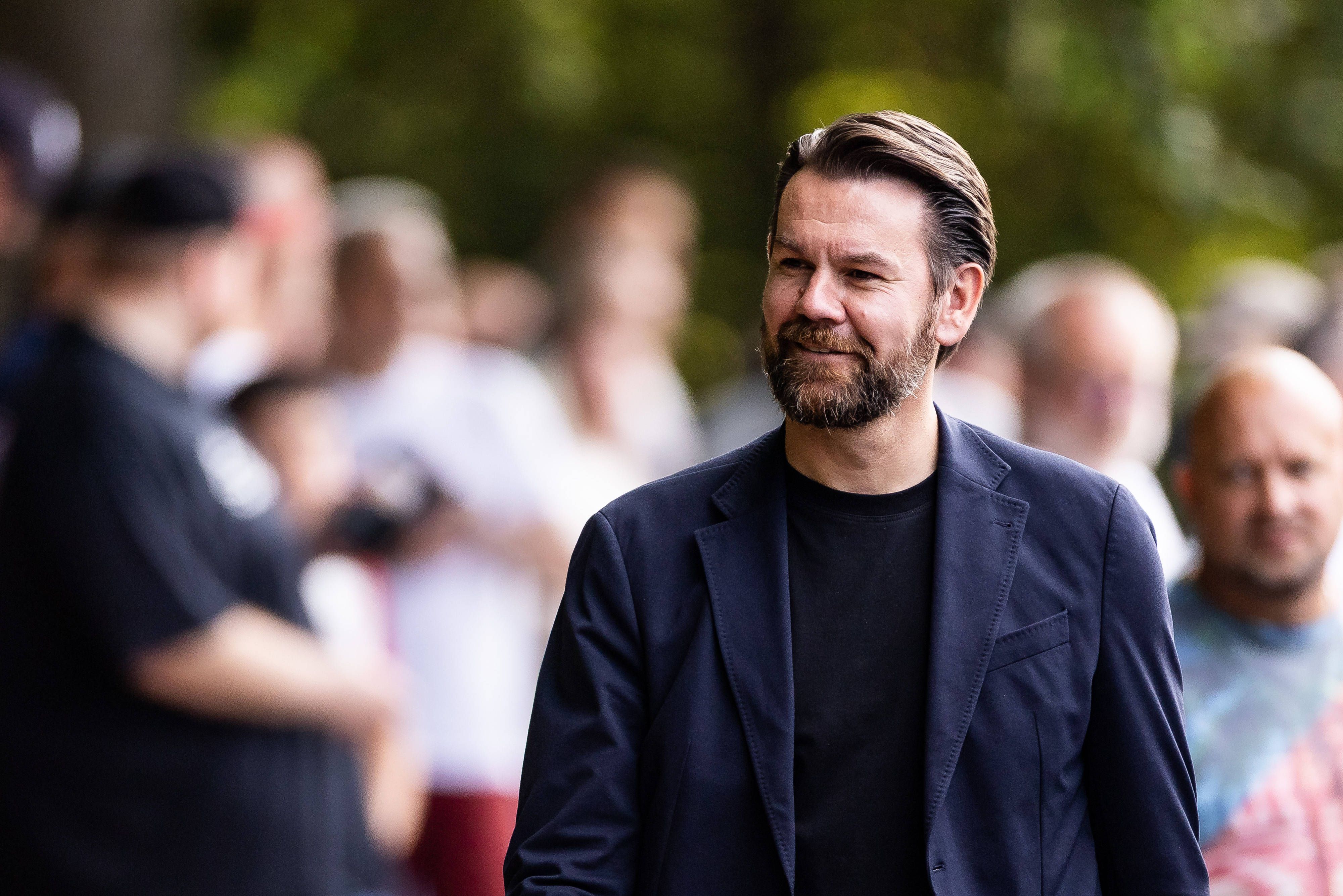 Beim Training des 1. FC Köln lächelt Thomas Kessler.