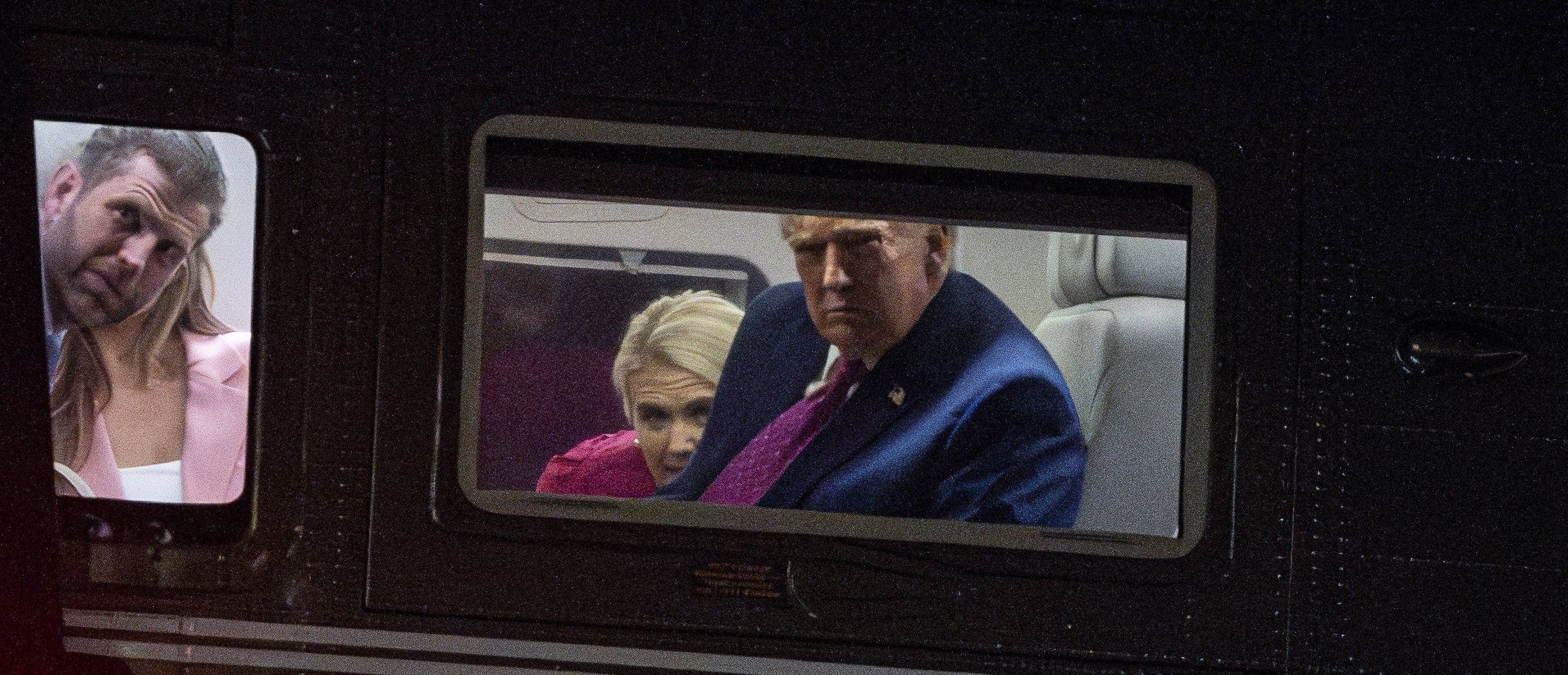 Natalie Harp an der Seite von US-Präsident Donald Trump an Bord der „Marine One“ auf dem South Lawn des Weißen Hauses (im April 2026).