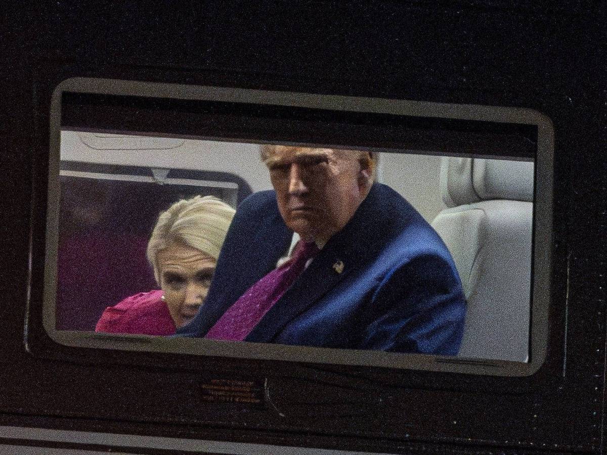 Natalie Harp an der Seite von US-Präsident Donald Trump an Bord der „Marine One“ auf dem South Lawn des Weißen Hauses (im April 2026).
