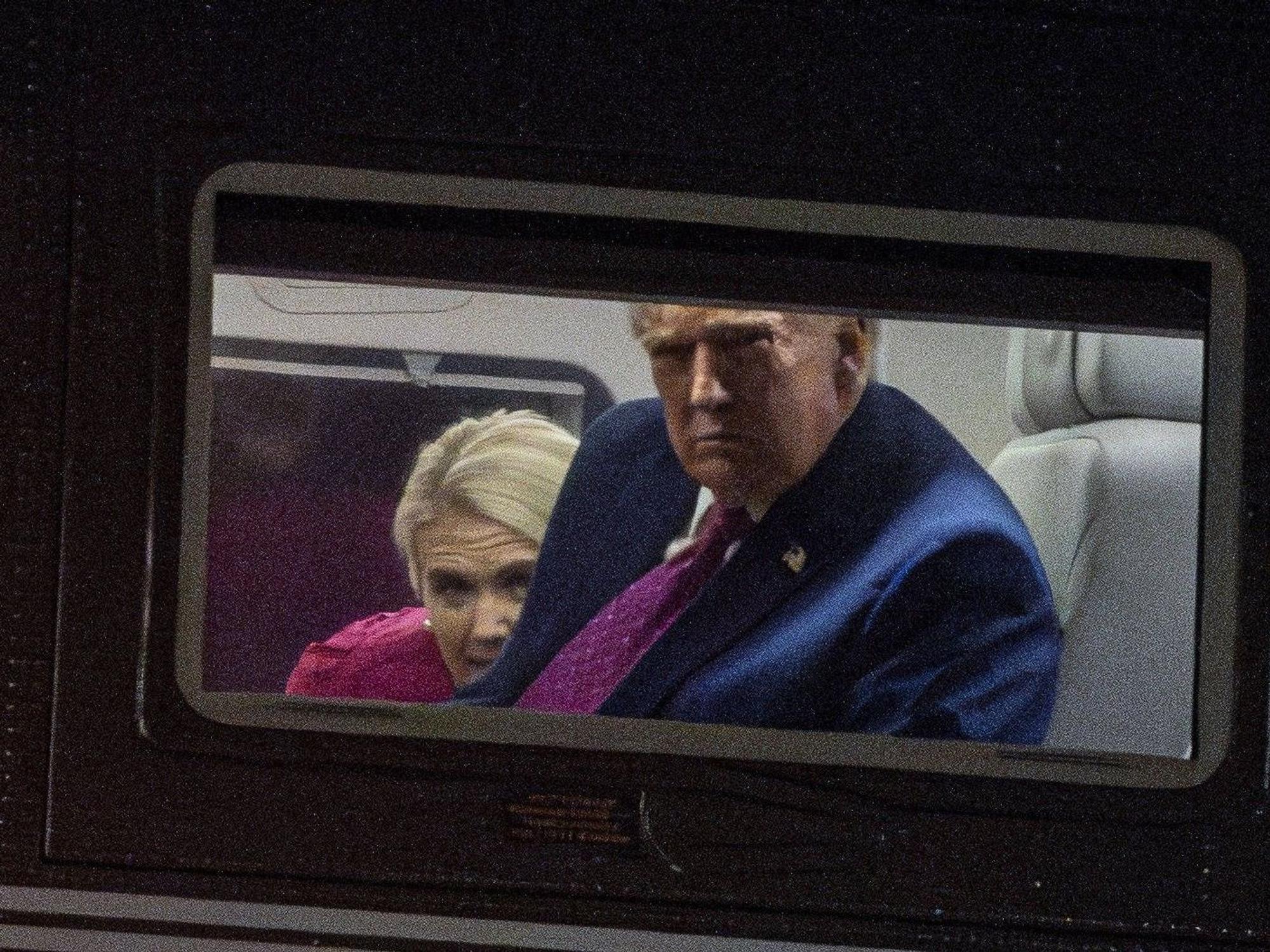 Natalie Harp an der Seite von US-Präsident Donald Trump an Bord der „Marine One“ auf dem South Lawn des Weißen Hauses (im April 2026).