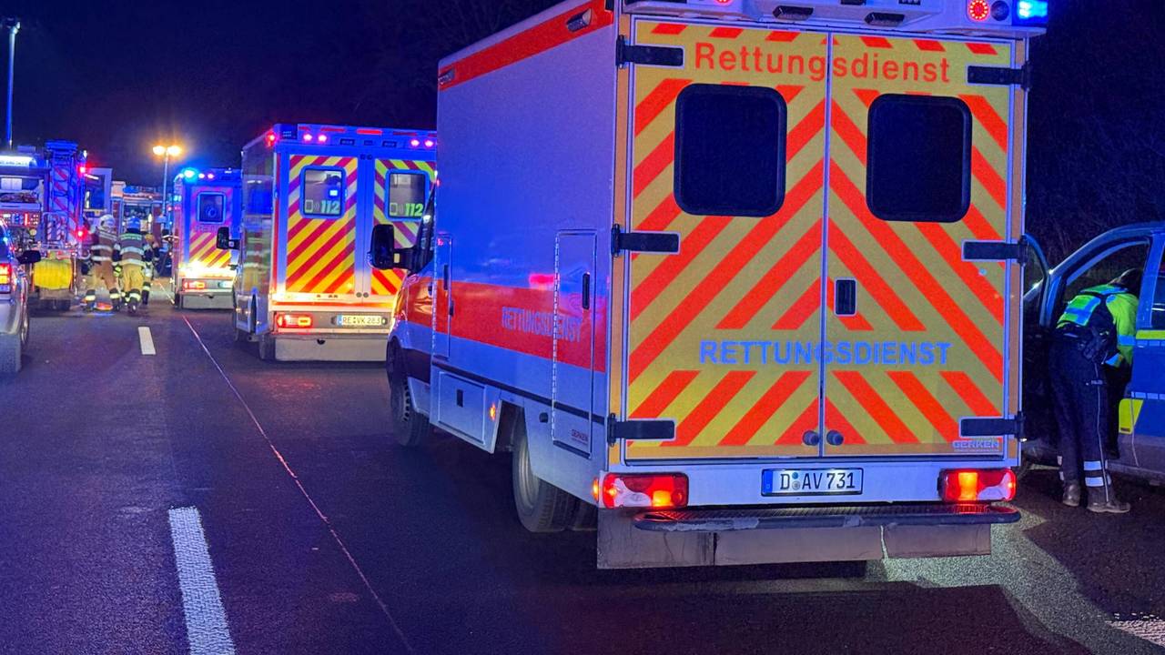 Auf der A43 bei Bochum kam es nach einem Unfall mit drei Fahrzeugen zu einem Rettungseinsatz. (Symbolbild)