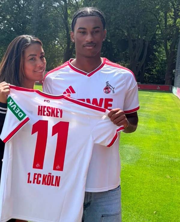 Reigan Heskey posiert mit seiner Mutter Chantelle mit dem FC-Trikot.