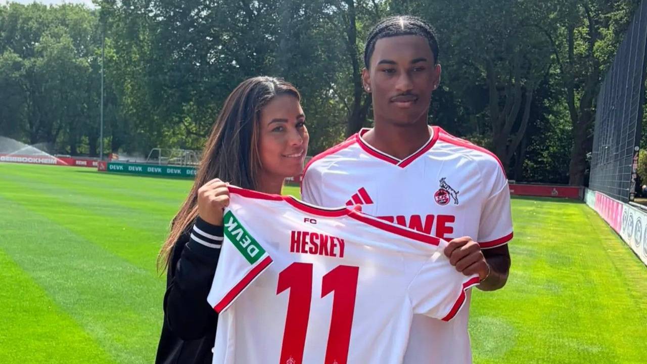 Reigan Heskey posiert mit seiner Mutter Chantelle mit dem FC-Trikot.
