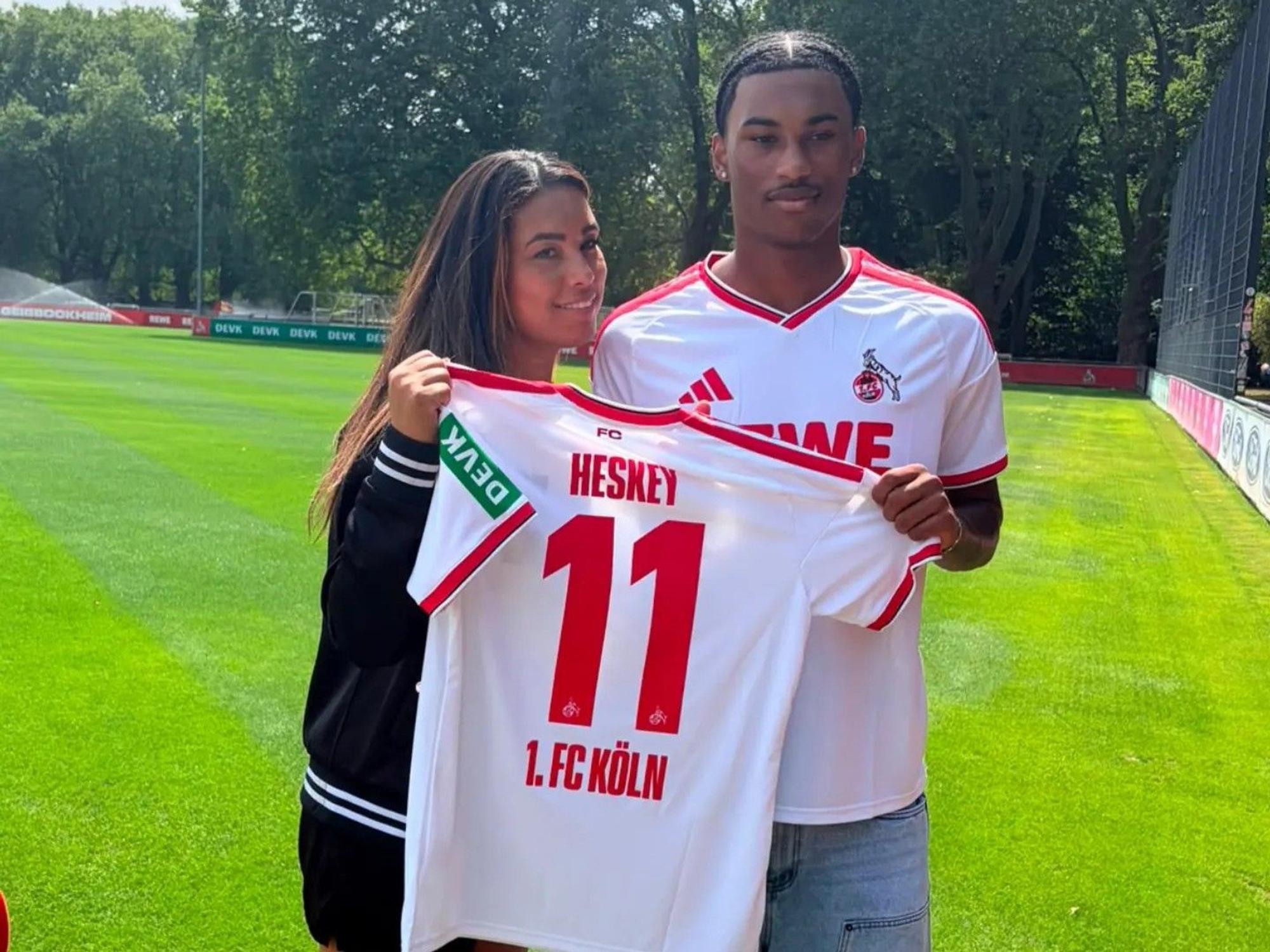 Reigan Heskey posiert mit seiner Mutter Chantelle mit dem FC-Trikot.