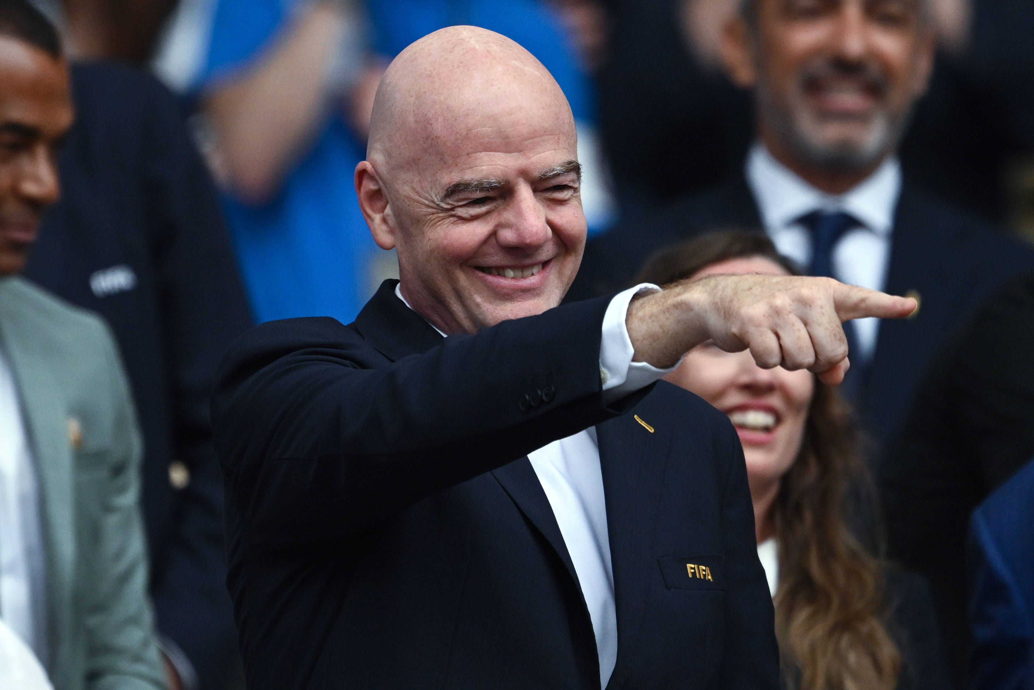Gianni Infantino zeigt etwas mit seinem Zeigefinger.