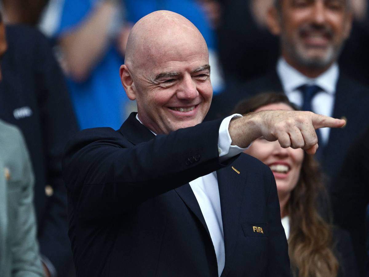 Gianni Infantino zeigt etwas mit seinem Zeigefinger.