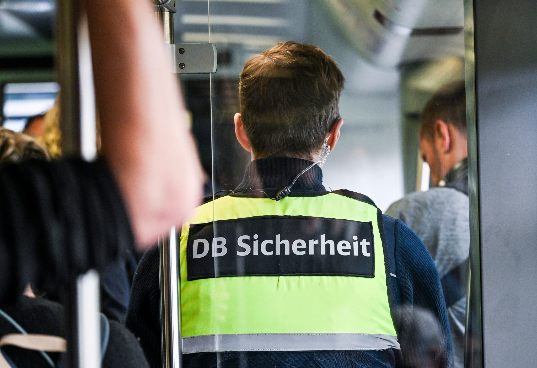 Der Bahn-Mitarbeiter stürzte aus dem Zug und erlitt lebensgefährliche Verletzungen. (Archivbild)