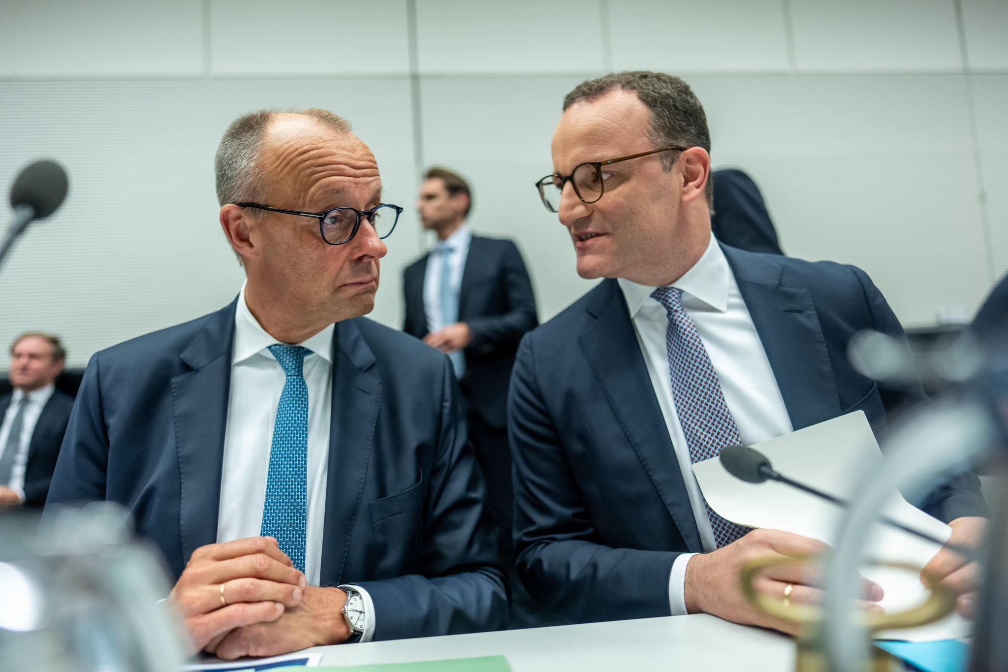 Bundeskanzler Friedrich Merz und Jens Spahn sitzen nebeneinander.