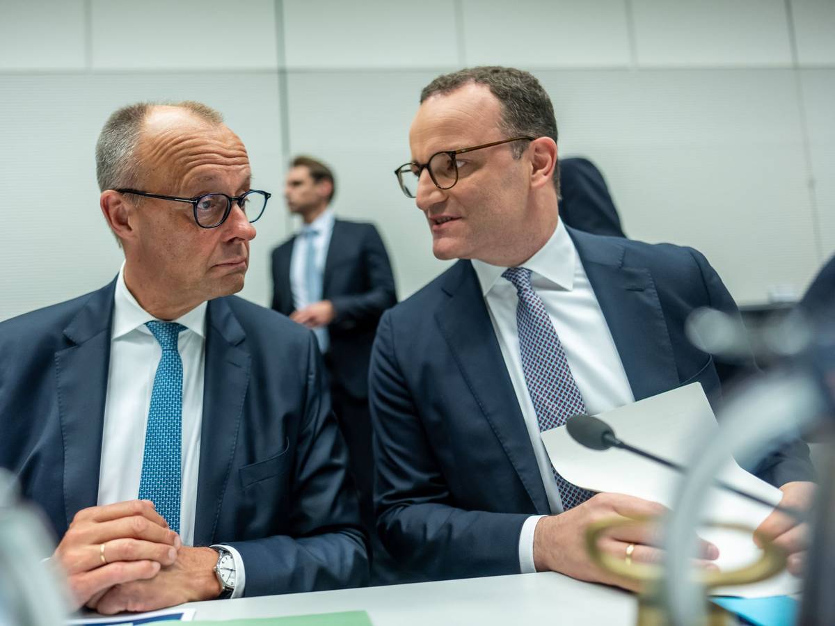 Bundeskanzler Friedrich Merz und Jens Spahn sitzen nebeneinander.