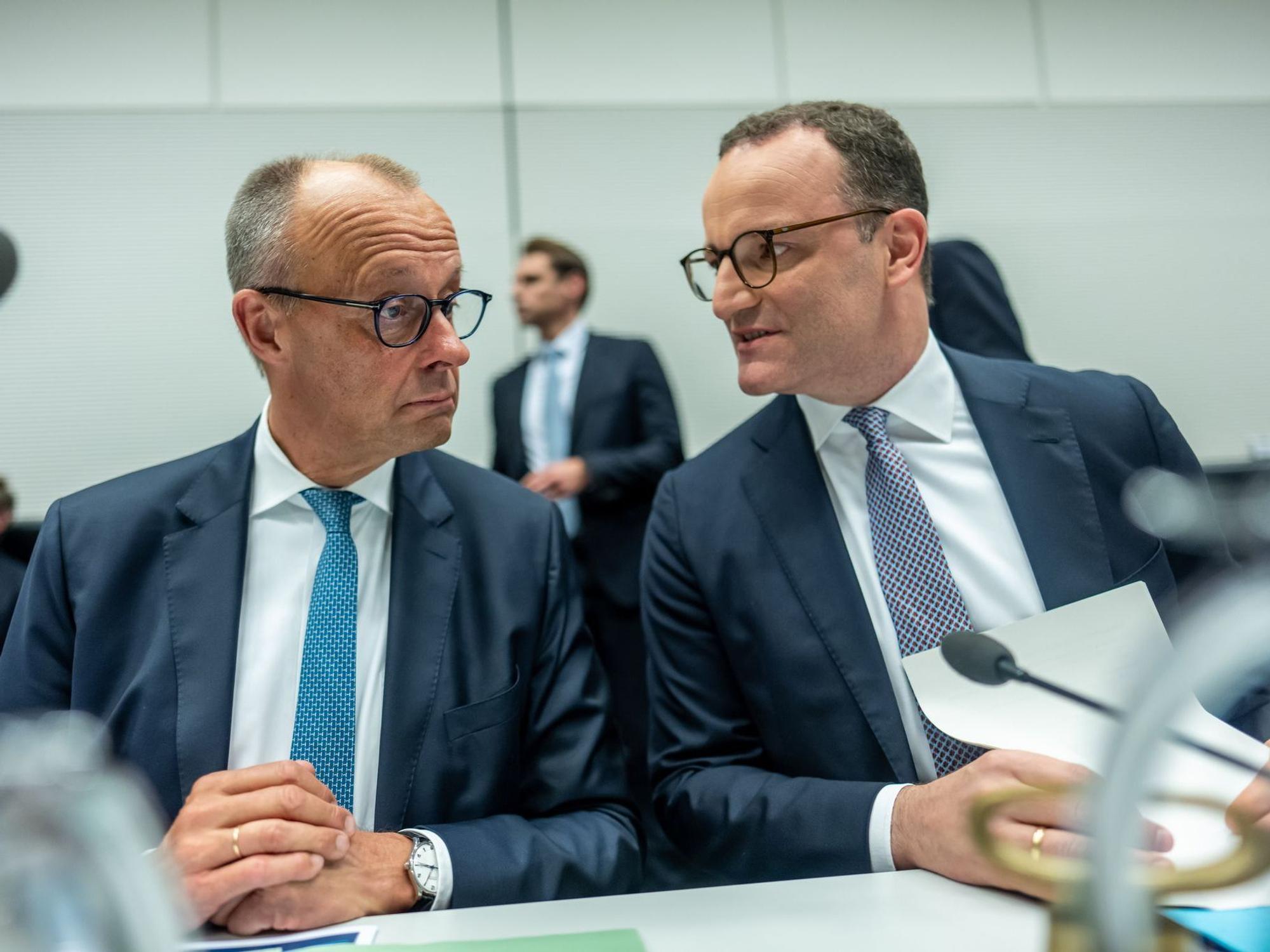 Bundeskanzler Friedrich Merz und Jens Spahn sitzen nebeneinander.