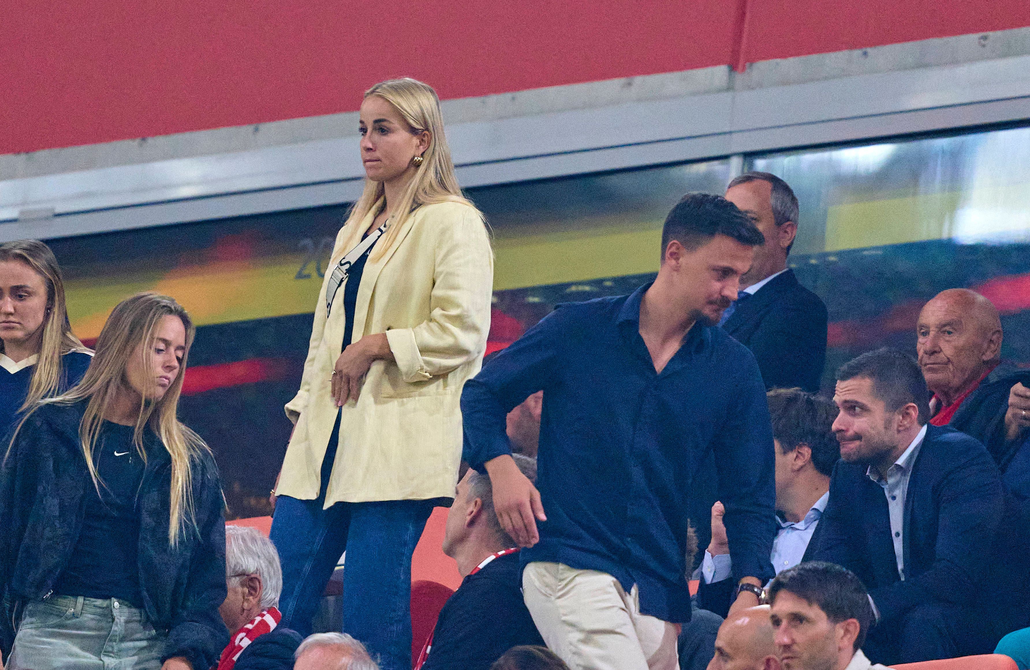 Giulia Gwinn und Constantin Frommann auf der Tribüne der Allianz Arena.