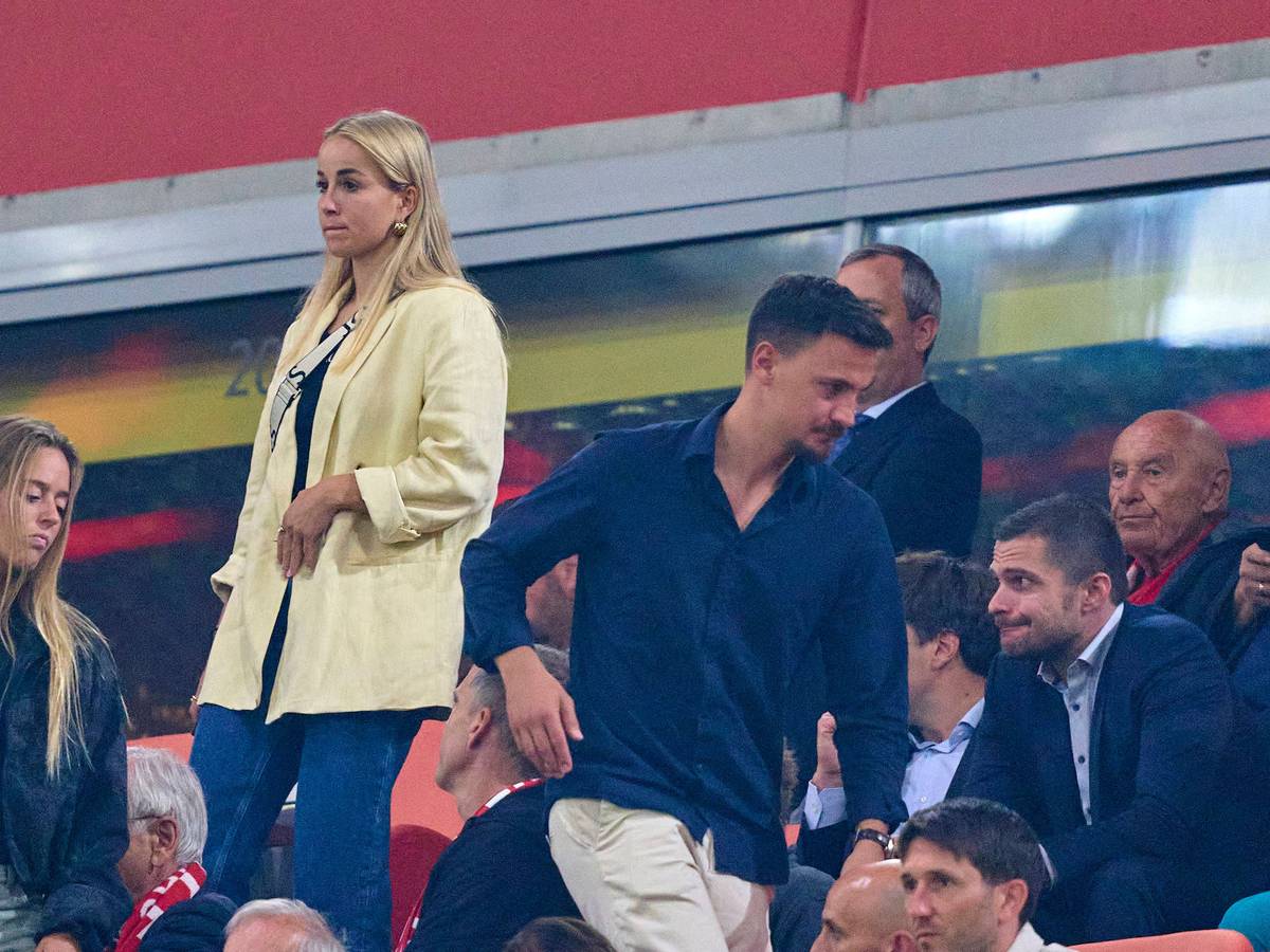 Giulia Gwinn und Constantin Frommann auf der Tribüne der Allianz Arena.
