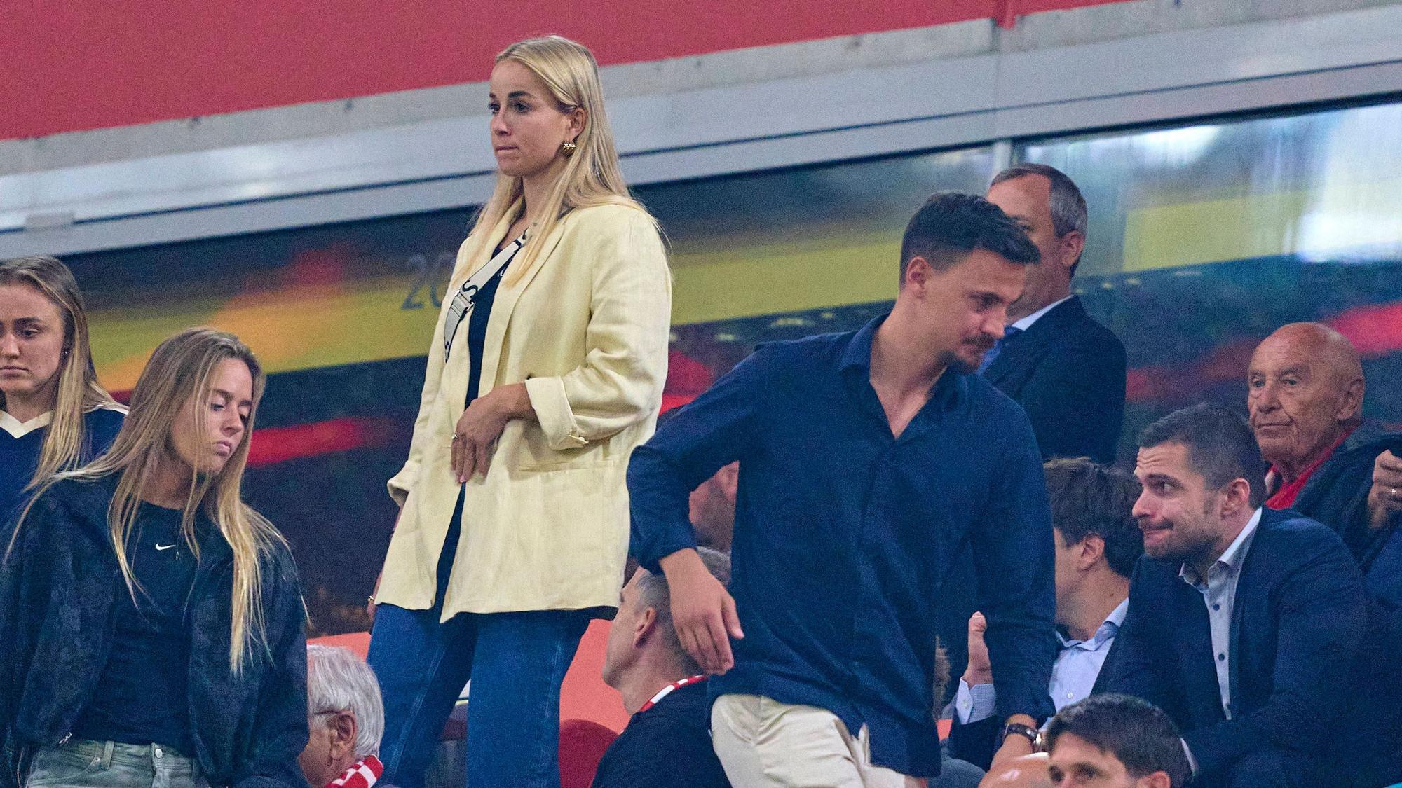 Giulia Gwinn und Constantin Frommann auf der Tribüne der Allianz Arena.