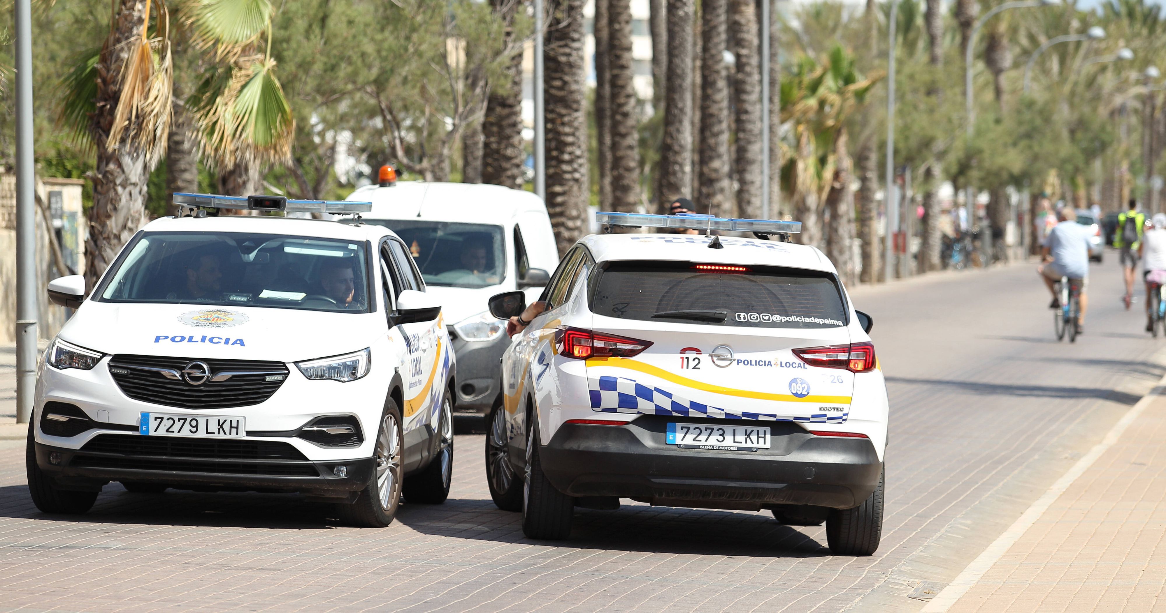 Polizeiautos, ein Lieferwagen und Radfahrer auf der Promenade