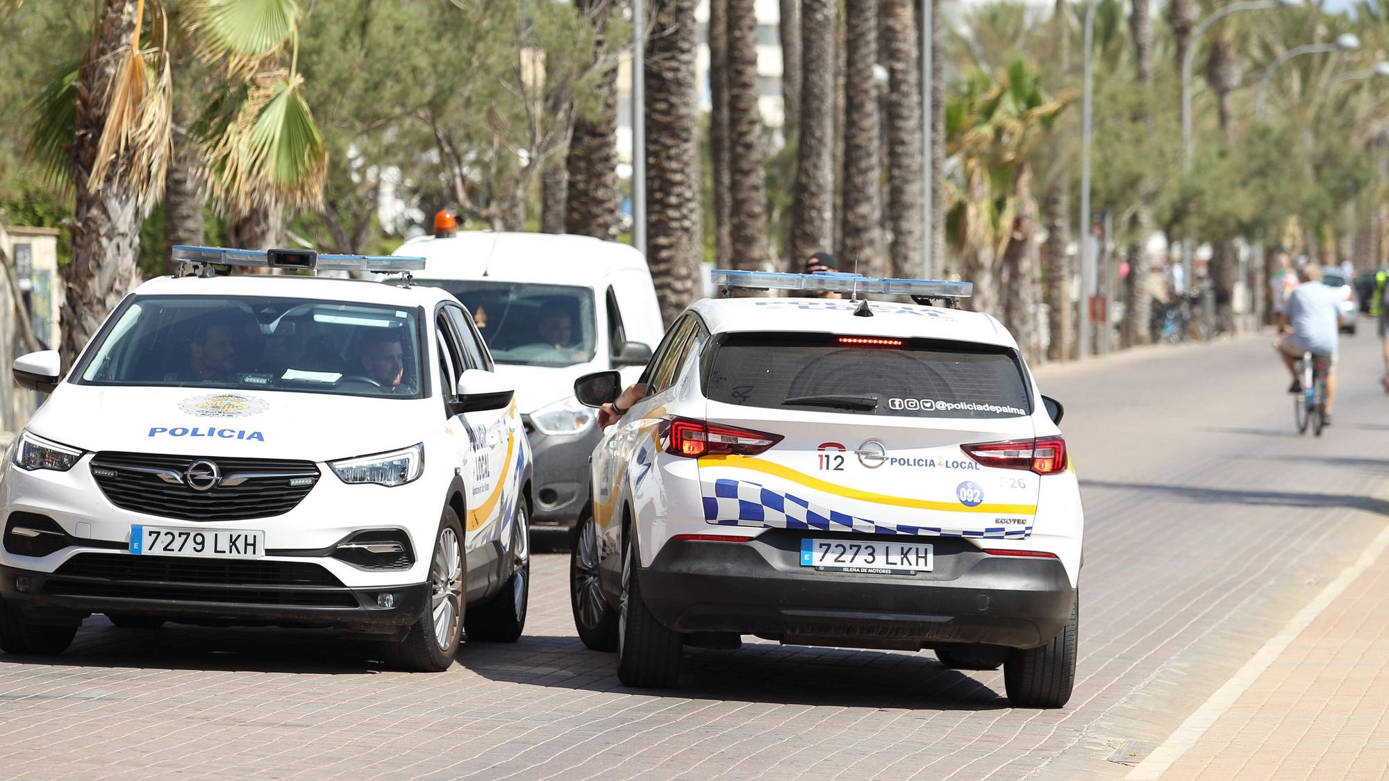Polizeiautos, ein Lieferwagen und Radfahrer auf der Promenade