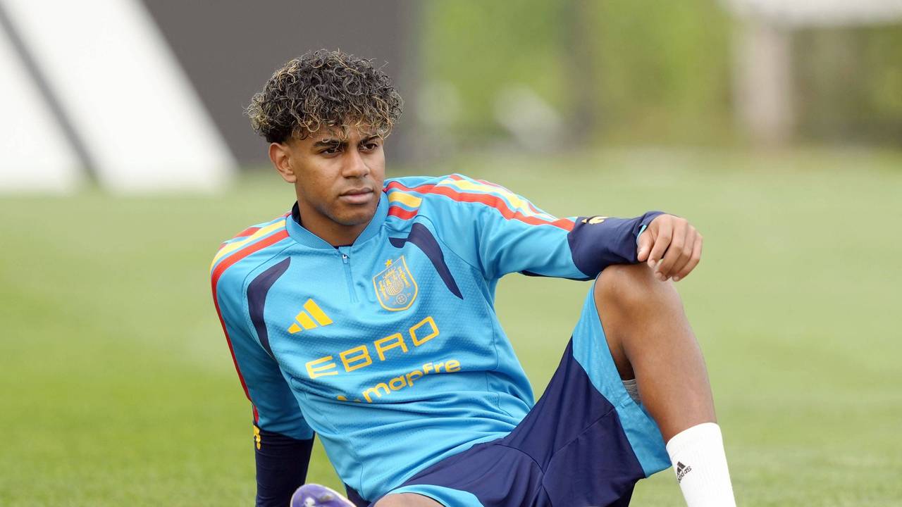 Lamine Yamal sitzt beim Training auf einer Matte und dehnt sich.