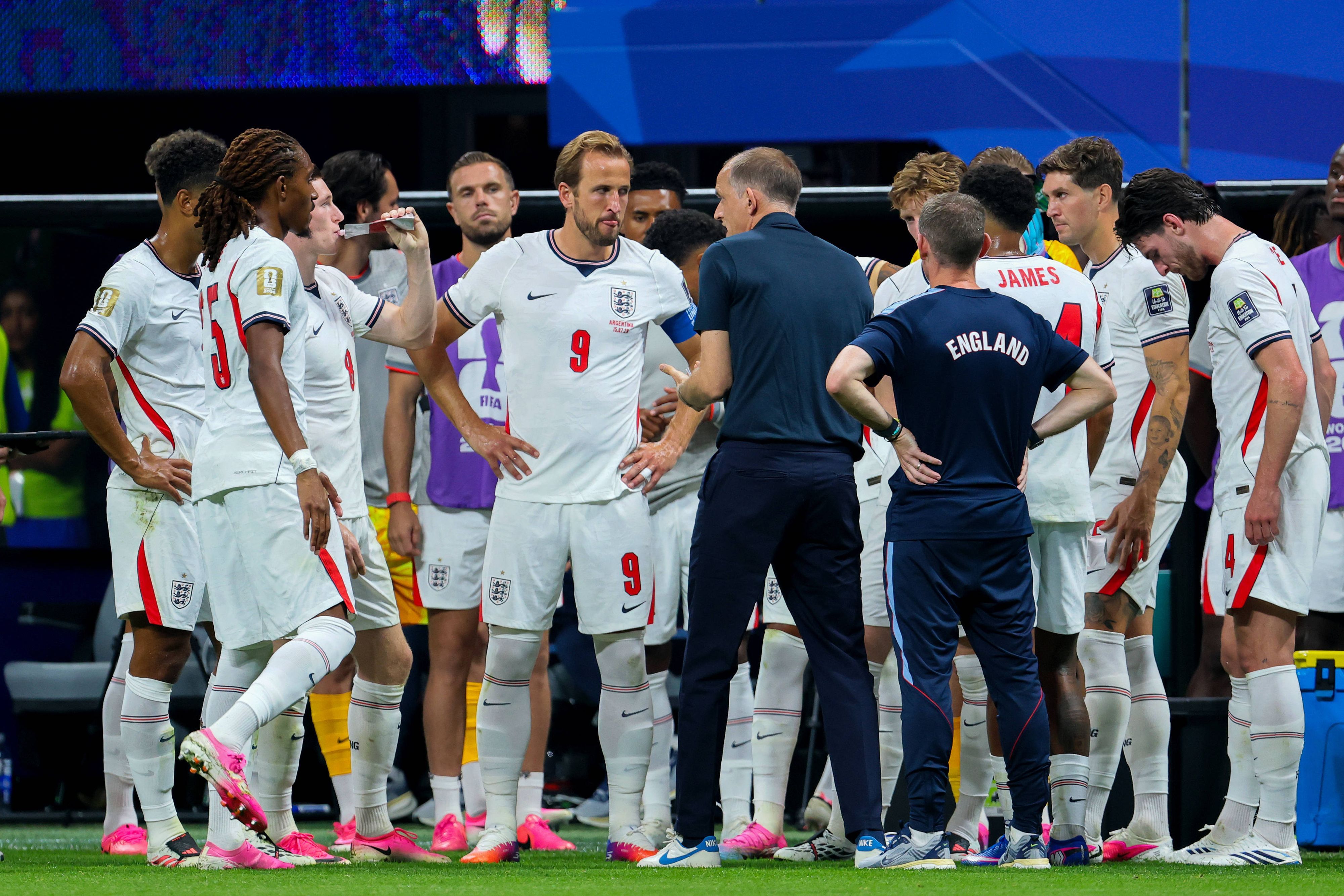Thomas Tuchel im Gespräch mit der englischen Nationalmannschaft.