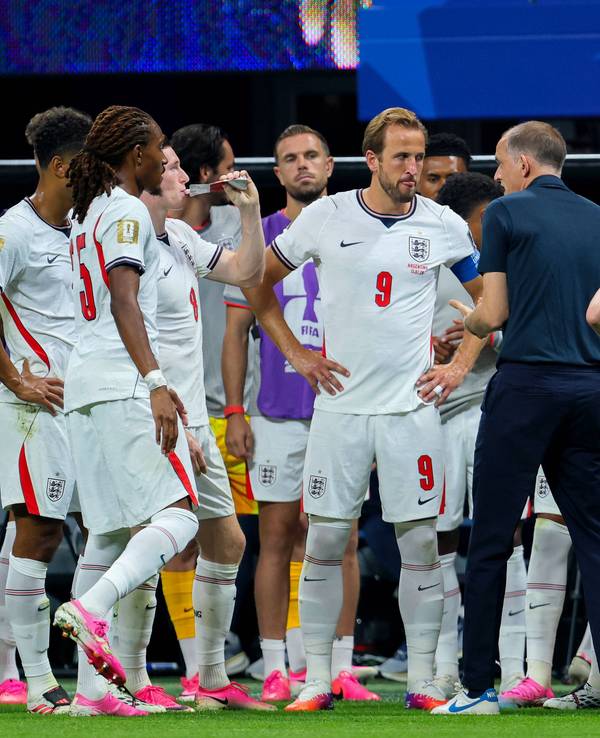 Thomas Tuchel im Gespräch mit der englischen Nationalmannschaft.