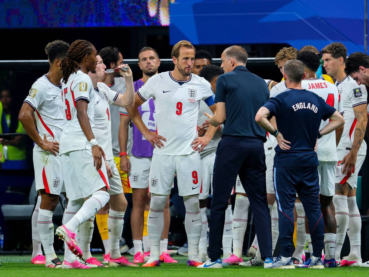 Thomas Tuchel im Gespräch mit der englischen Nationalmannschaft.