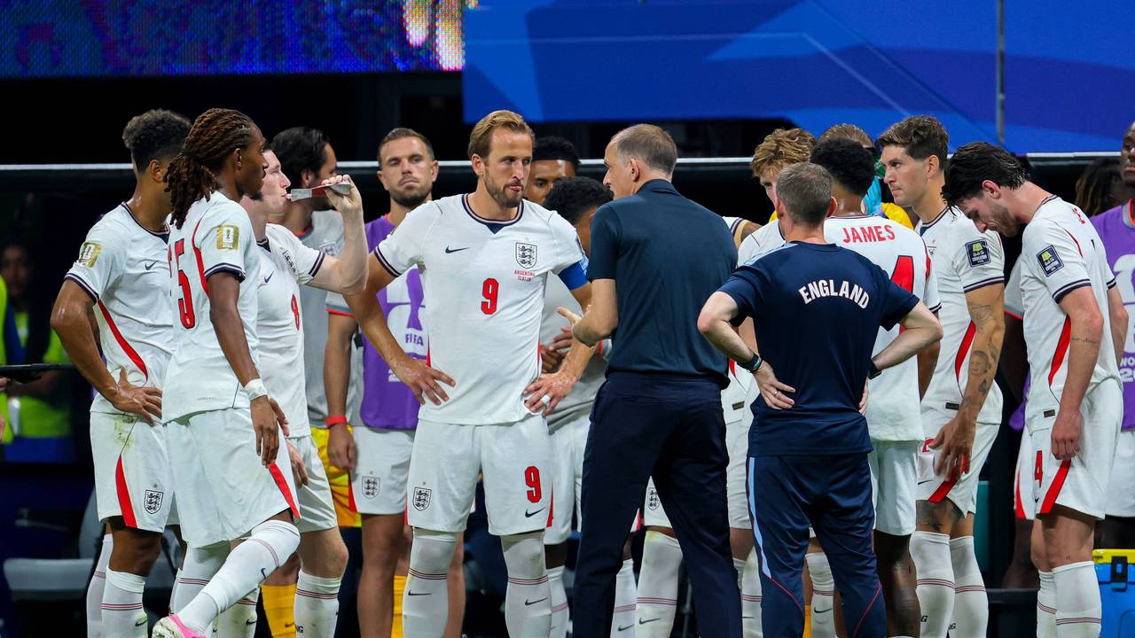 Thomas Tuchel im Gespräch mit der englischen Nationalmannschaft.
