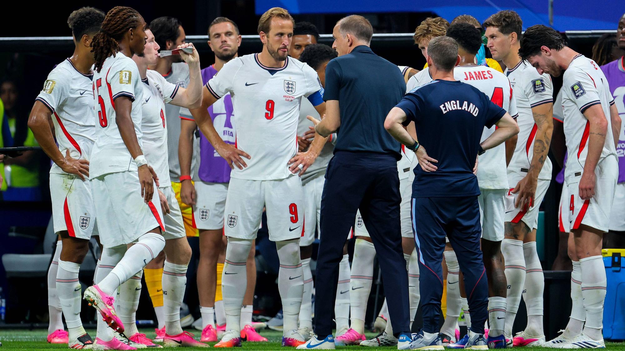 Thomas Tuchel im Gespräch mit der englischen Nationalmannschaft.