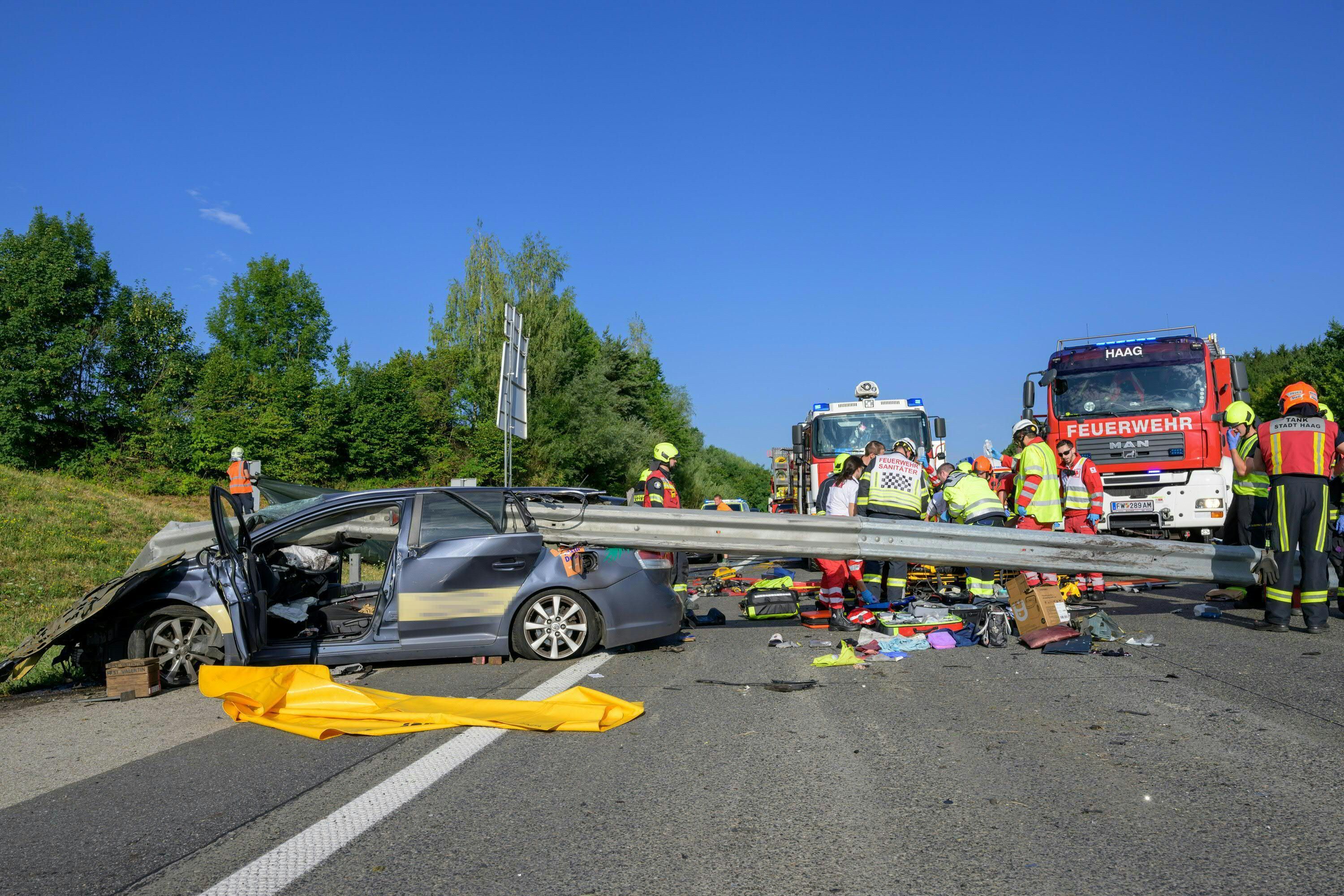 Bei einem Verkehrsunfall auf der Westautobahn (A1) prallte ein Auto gegen eine Leitplanke, die sich dabei in das Fahrzeug bohrte.