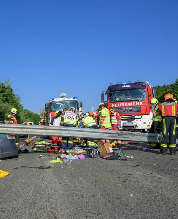 Bei einem Verkehrsunfall auf der Westautobahn (A1) prallte ein Auto gegen eine Leitplanke, die sich dabei in das Fahrzeug bohrte.