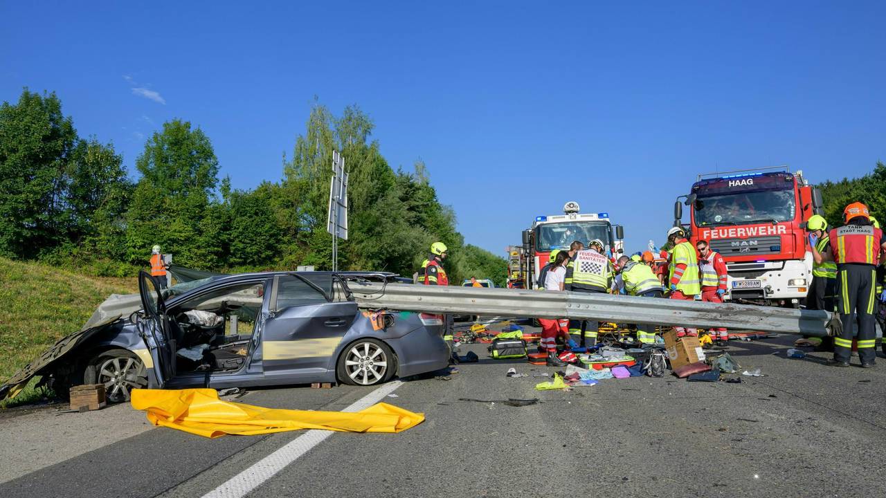 Bei einem Verkehrsunfall auf der Westautobahn (A1) prallte ein Auto gegen eine Leitplanke, die sich dabei in das Fahrzeug bohrte.