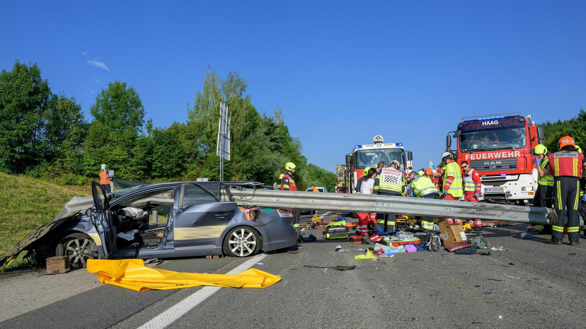 Bei einem Verkehrsunfall auf der Westautobahn (A1) prallte ein Auto gegen eine Leitplanke, die sich dabei in das Fahrzeug bohrte.