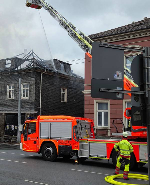 Feuerwehrleute löschen einen Dachstuhlbrand in der Solinger Innenstadt.