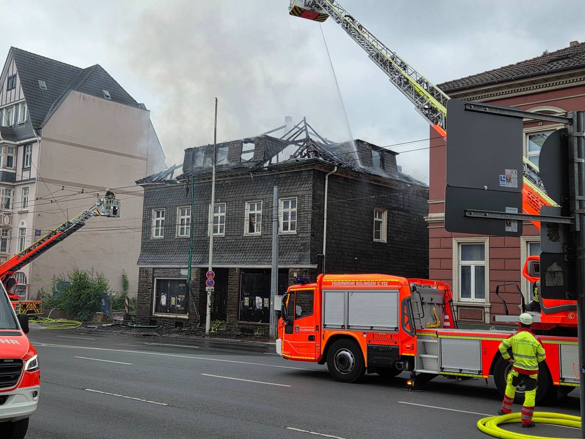 Feuerwehrleute löschen einen Dachstuhlbrand in der Solinger Innenstadt.
