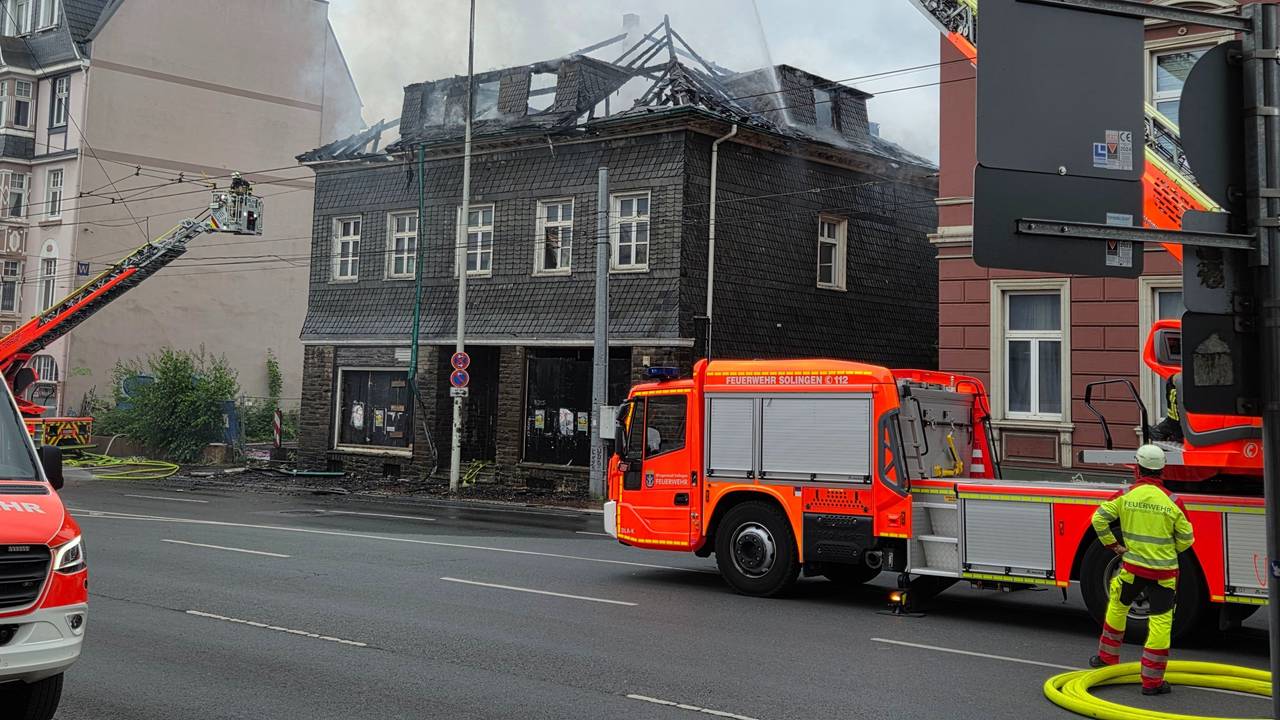 Feuerwehrleute löschen einen Dachstuhlbrand in der Solinger Innenstadt.