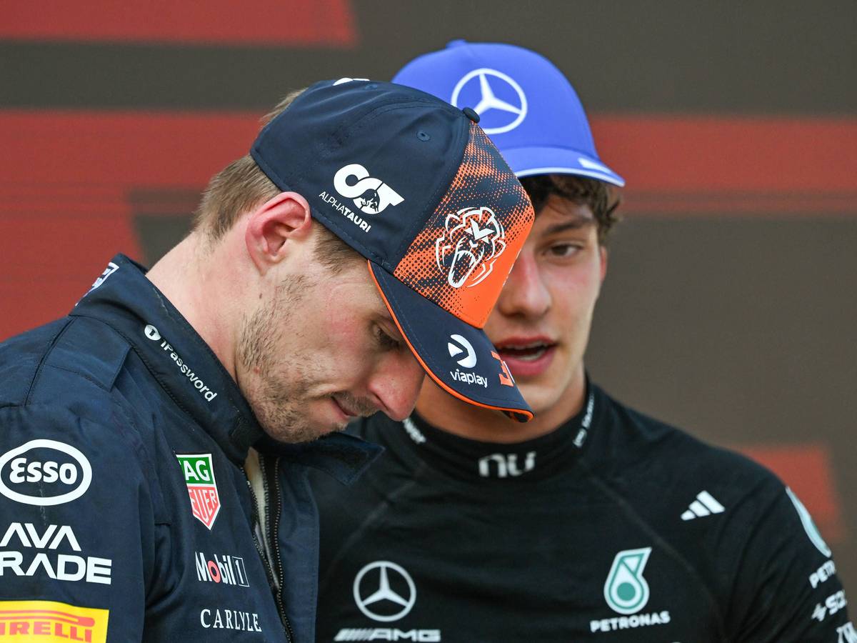 Kimi Antonelli (im Hintergrund) und Max Verstappen unterhalten sich.
