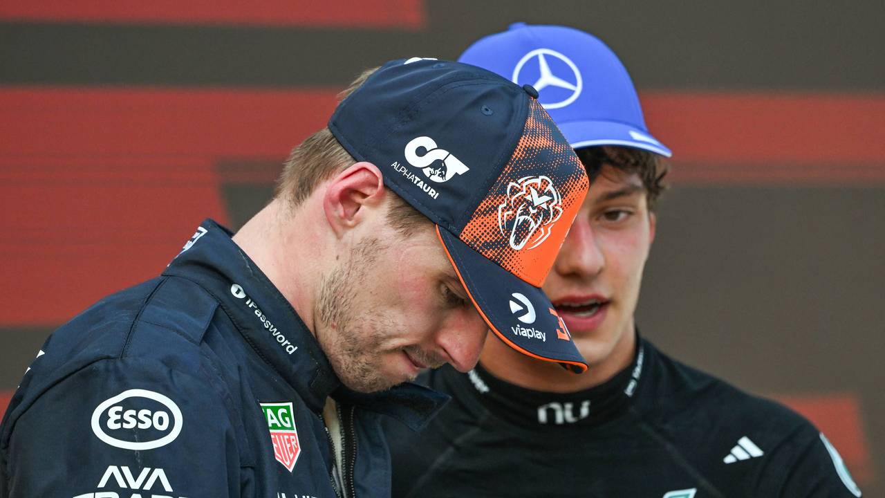 Kimi Antonelli (im Hintergrund) und Max Verstappen unterhalten sich.