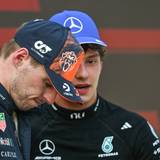 Kimi Antonelli (im Hintergrund) und Max Verstappen unterhalten sich.