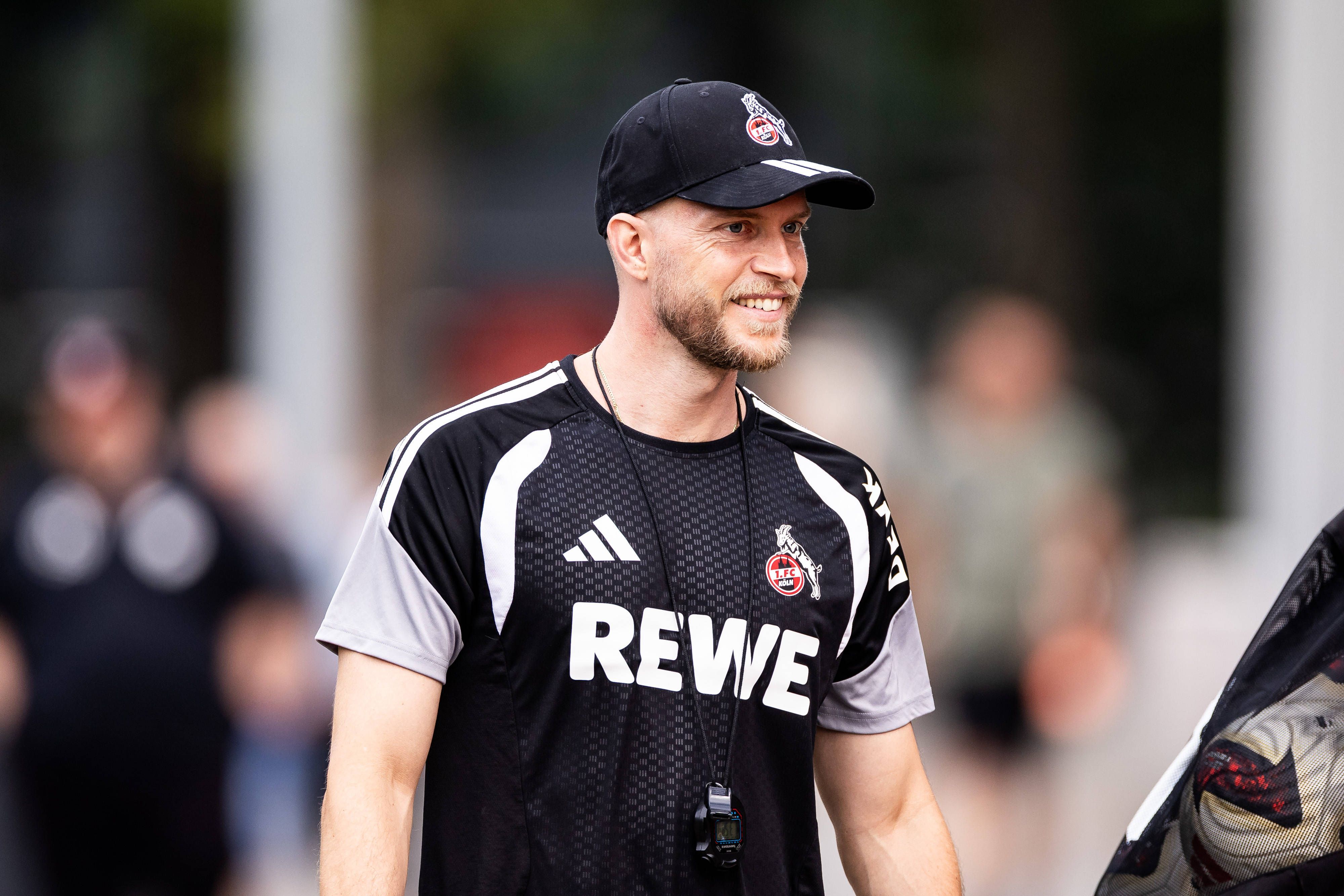 René Wagner lacht beim Training des 1. FC Köln.